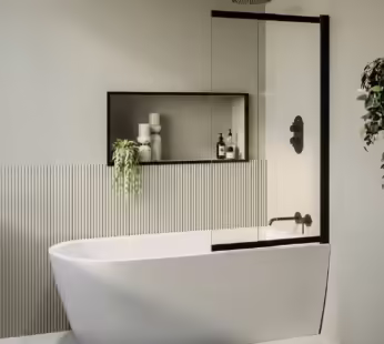 Freestanding Single Ended Right Hand Corner Shower Bath with Chrome Sliding Bath Screen 1650 x 800mm – Amaro