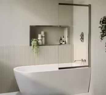 Freestanding Single Ended Right Hand Corner Shower Bath with Chrome Sliding Bath Screen 1650 x 800mm – Amaro